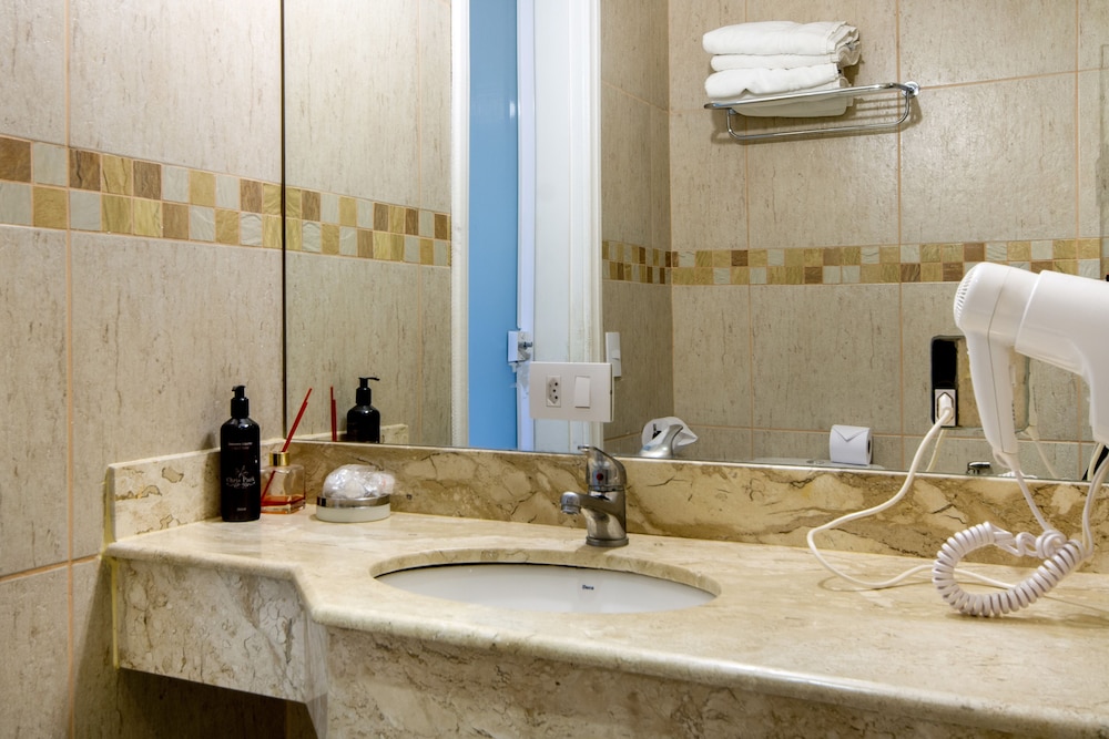 Quadruple Room with Private Pool thumbnail 5