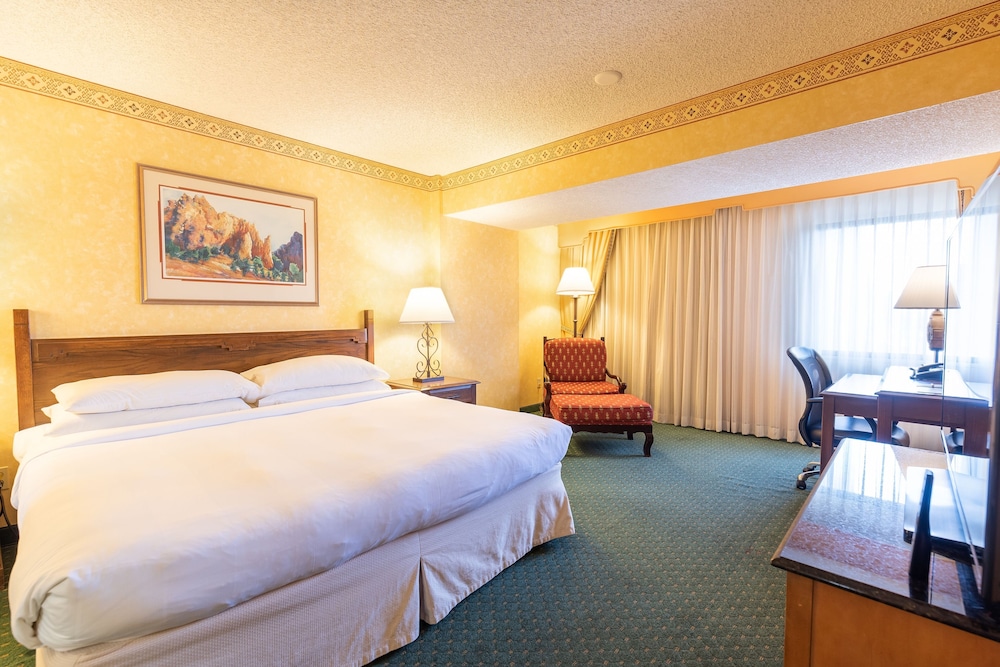 Room, 1 Queen Bed (Mobility Accessible, Roll-in Shower) - Photo 2