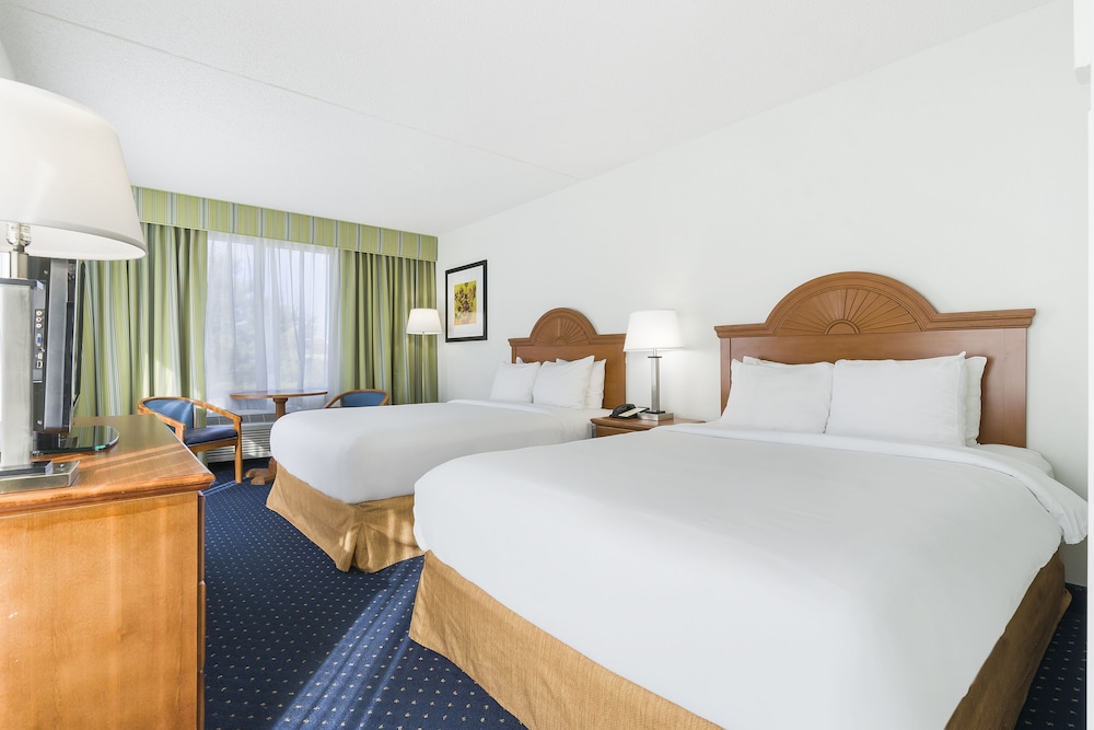 Premium Double Queen Room, Corner View - Photo 1