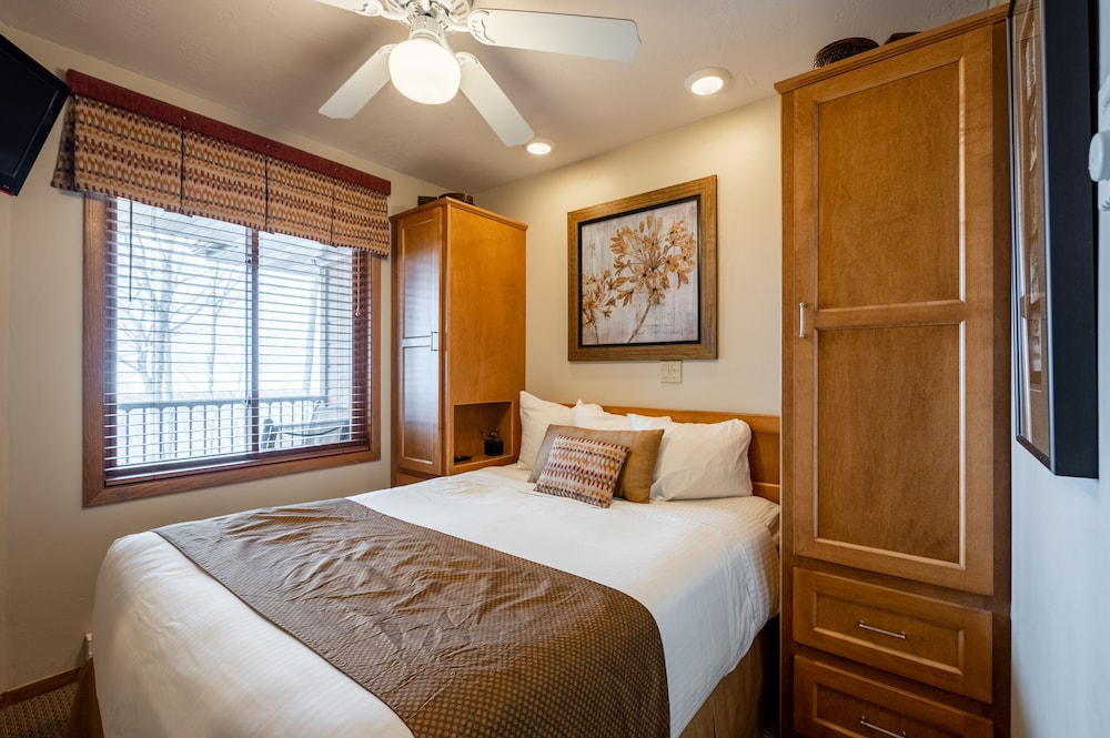 2 Bedroom 1 Bath Lofted Wood View, Queen/Twins photo 2