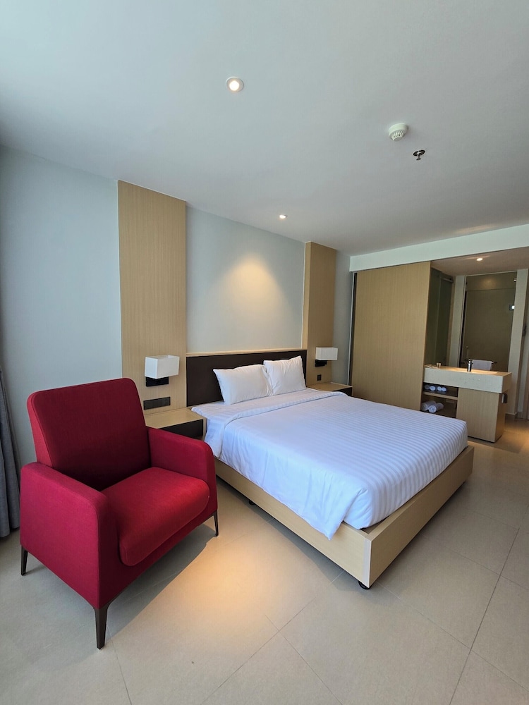 Deluxe Room, Partial Ocean View photo 1
