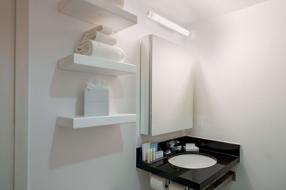 Room, 1 King Bed, Accessible, Bathtub thumbnail 5