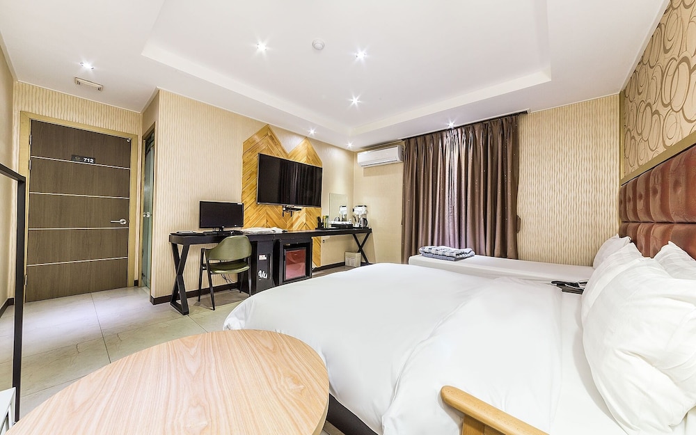 Room (Premium) - Photo 4
