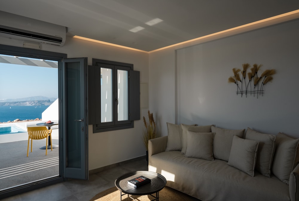 Deluxe Suite with Outdoor Mini Plunge Pool and Caldera View - Photo 10