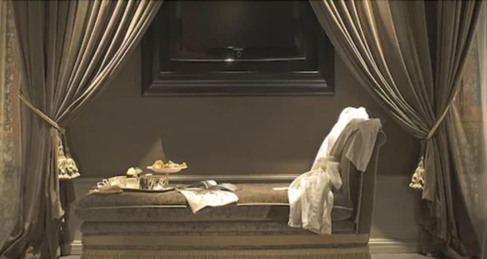 Junior Suite, 1 Queen Bed, City View (Classic) photo 1
