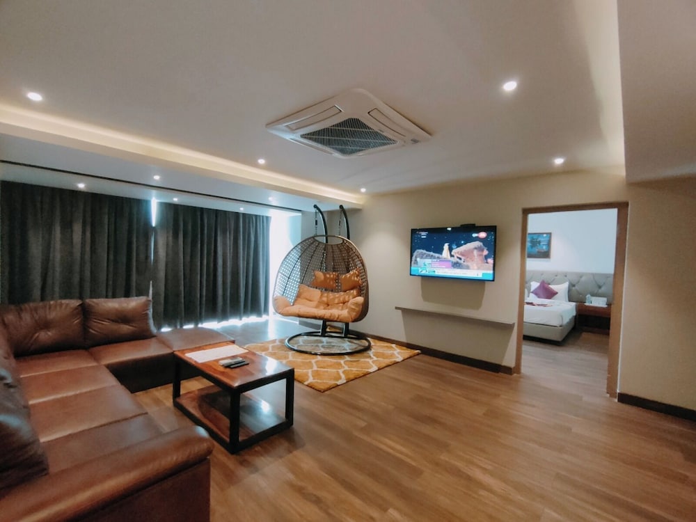 Suite Room - Photo 3