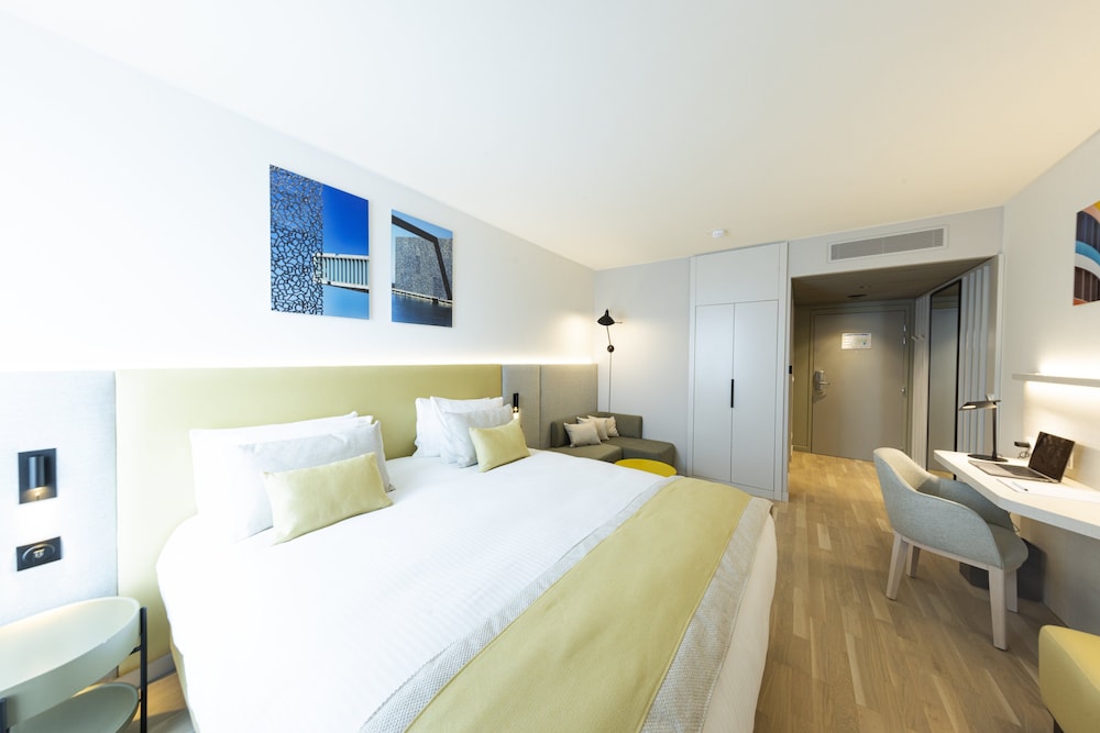 Standard Room, 1 King Bed - Photo 6