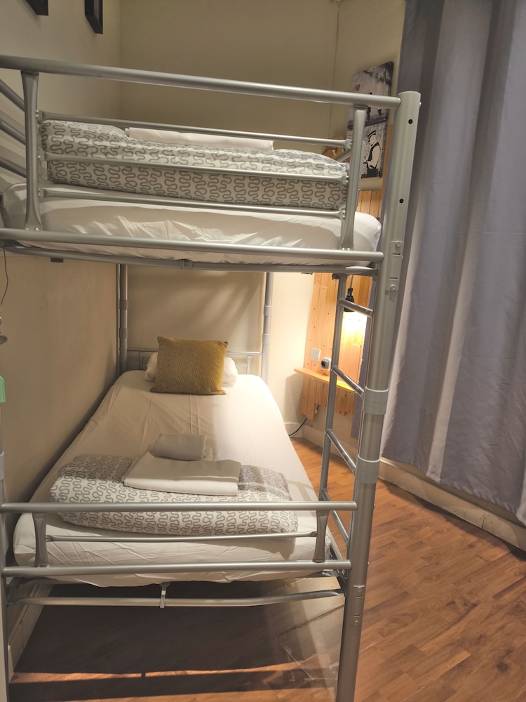 Economy Double Room, Shared Bathroom (Bunk Bed) photo 3
