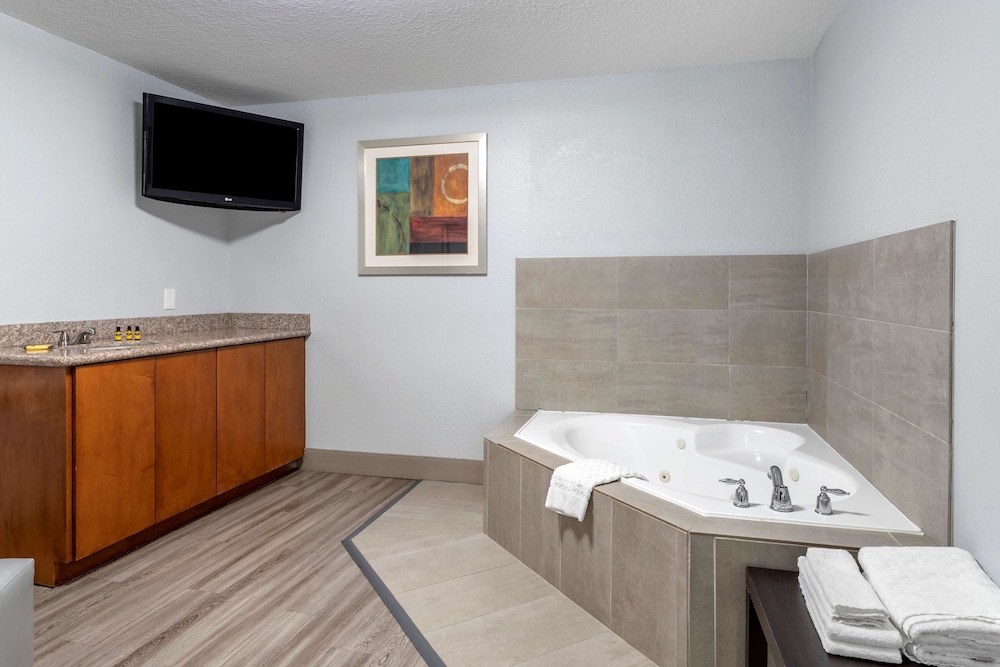 Suite, 1 King Bed, Non Smoking, Jetted Tub (with Sofabed) photo 2