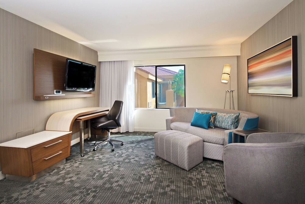 Suite, 1 King Bed with Sofa bed (Mobility/Hearing Access, Roll-In Shwr) - Photo 6