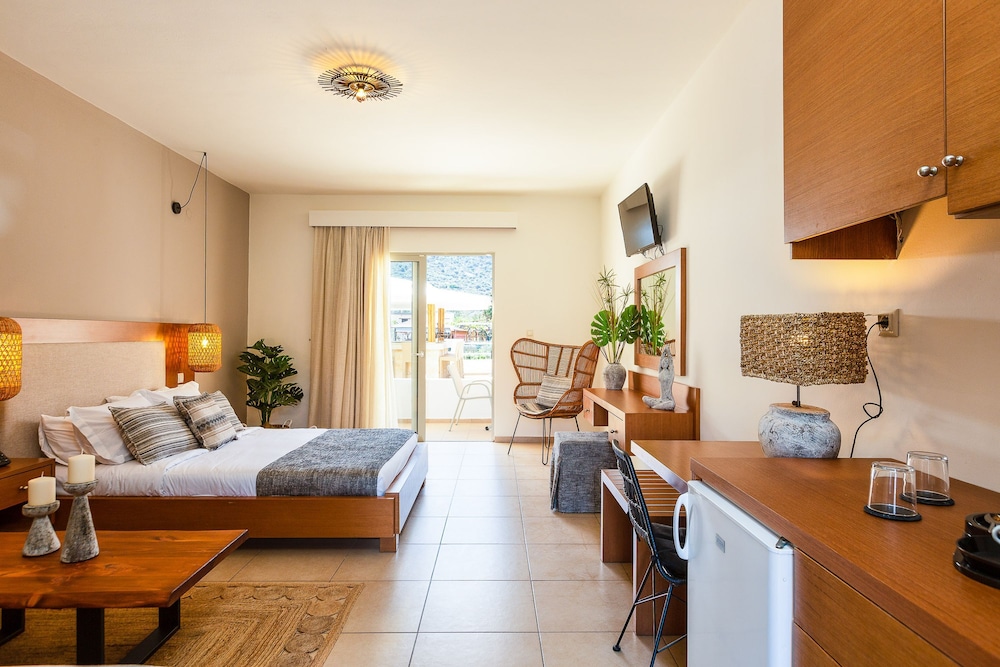 Standard Room with Pool or Mountain View - Photo 1