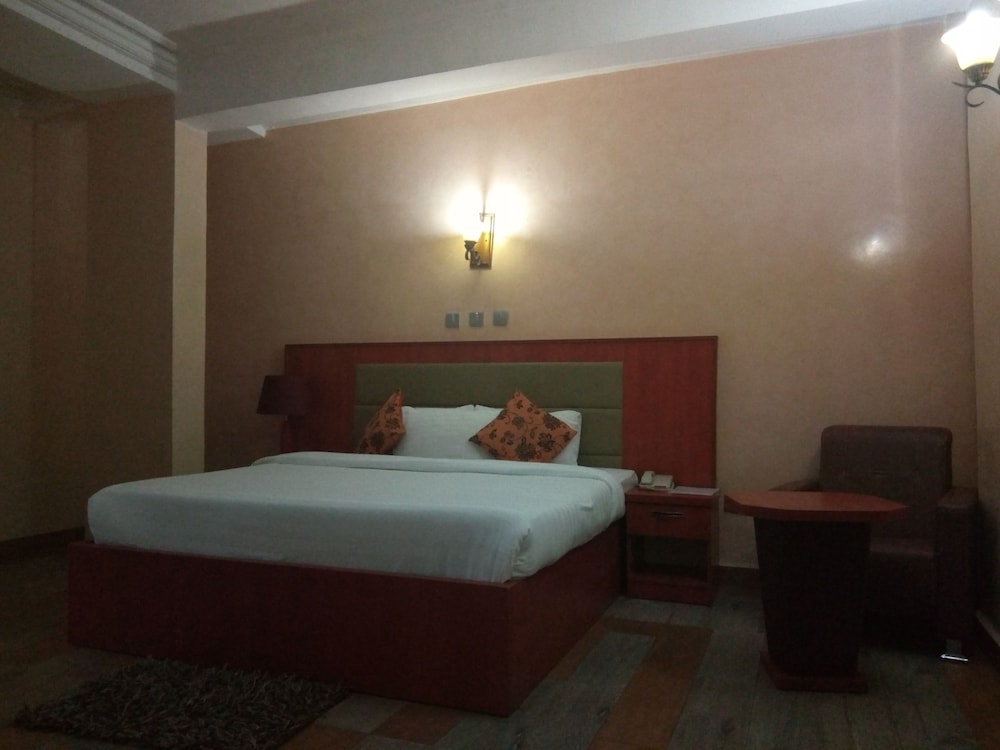 Grand Room, 1 King Bed, Non Smoking, Pool View photo 1