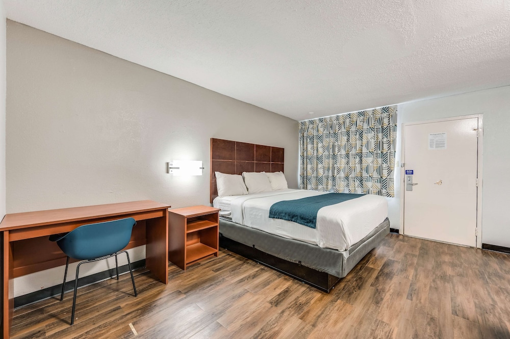 Deluxe Room, 1 King Bed, Accessible, Smoking photo 3