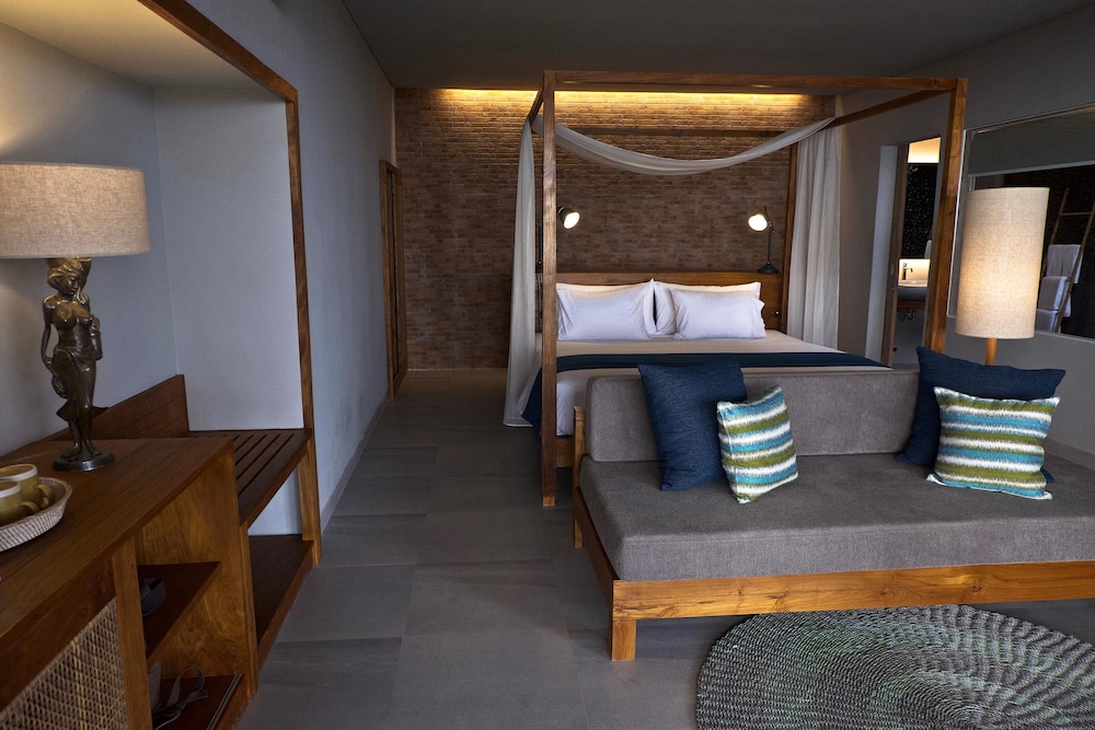 Luxury Suite, 1 King Bed, Ocean View, Oceanfront photo 3