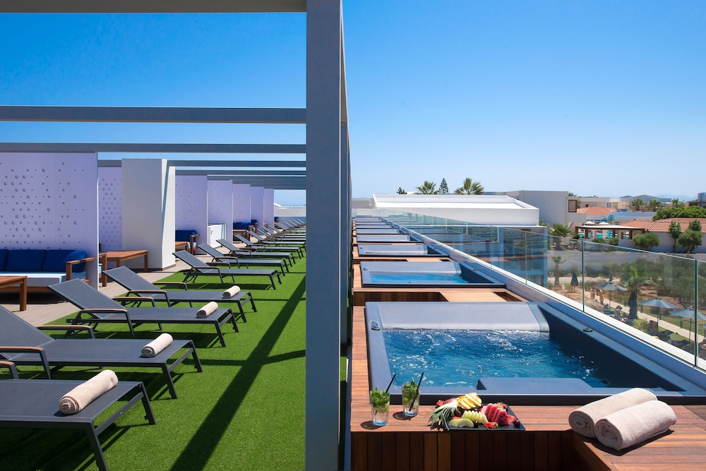 Superior Roof Garden, Jetted Tub