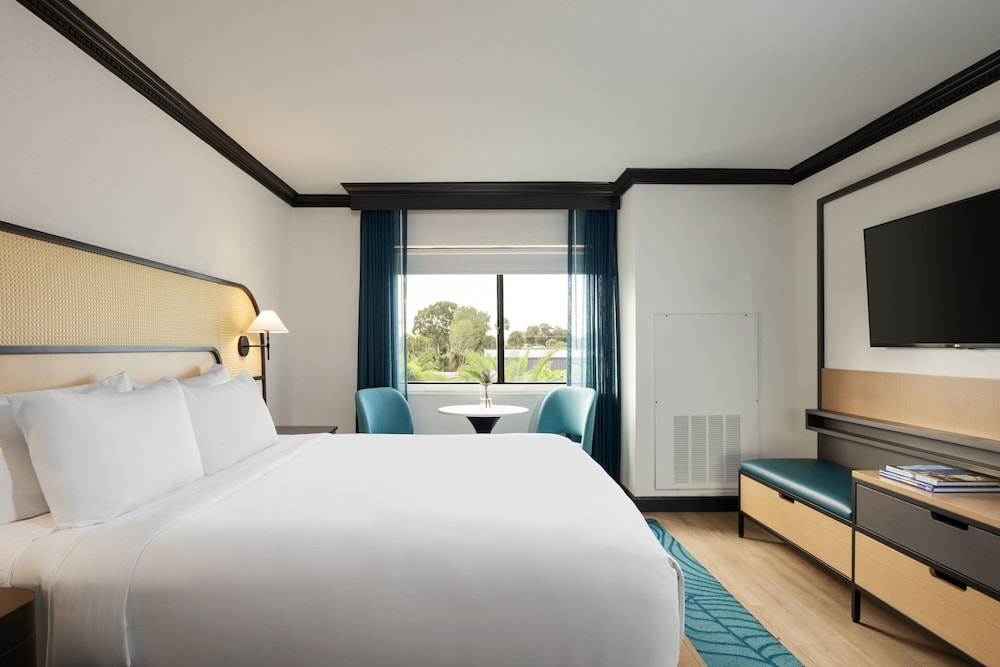 Club Room, 1 King Bed (Mobility Accessible, Tub) - Photo 4