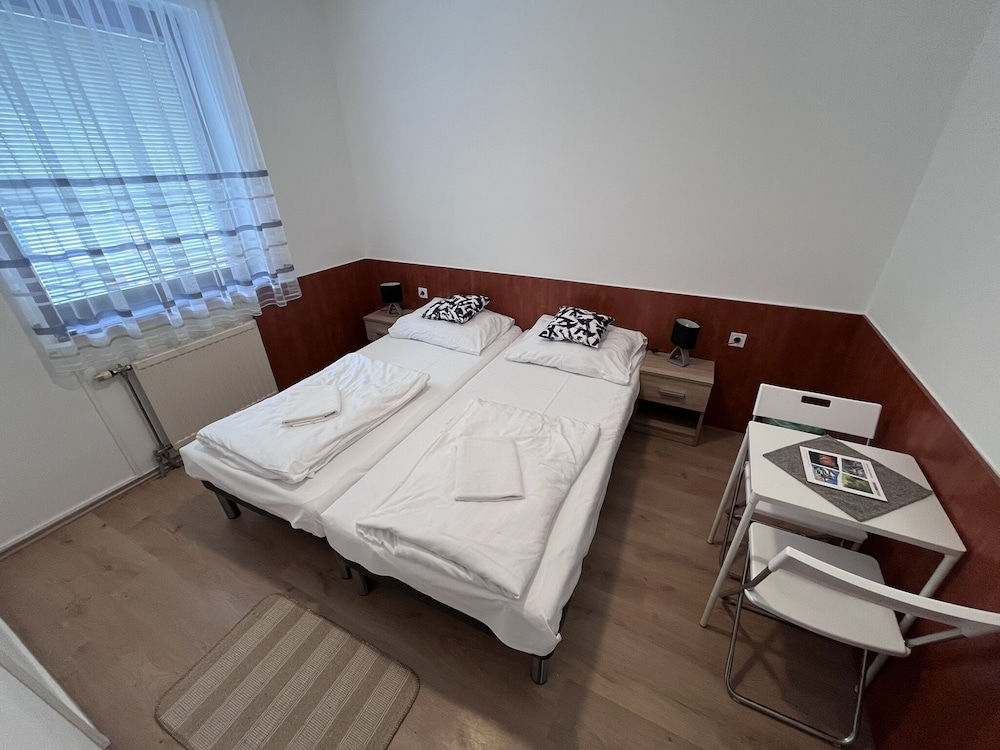 Standard Room, 1 Queen Bed photo 2