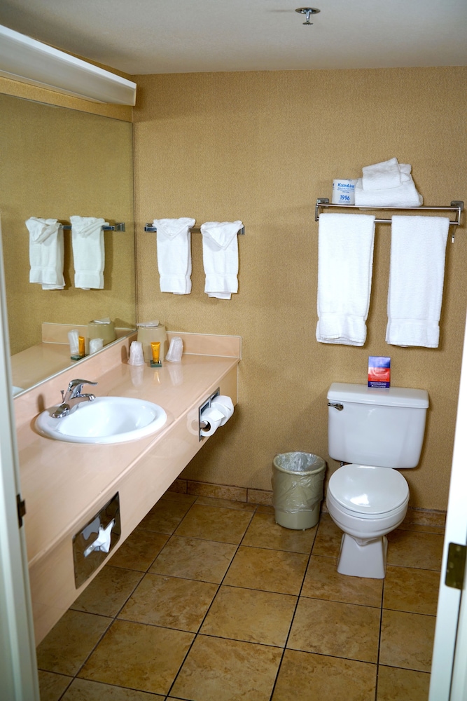 Standard Room, 2 Queen Beds - Photo 9