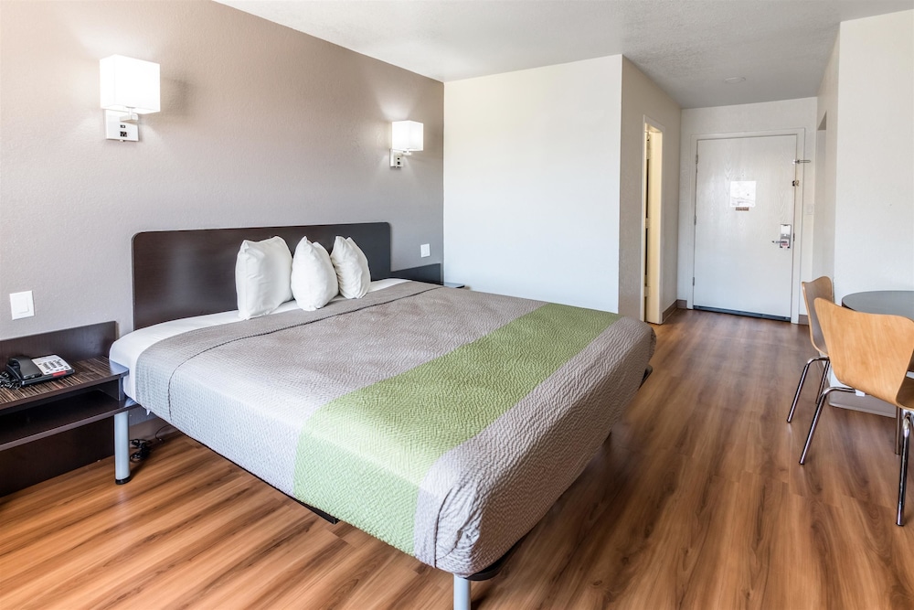 Standard Room, 1 King Bed, Non Smoking - Photo 1