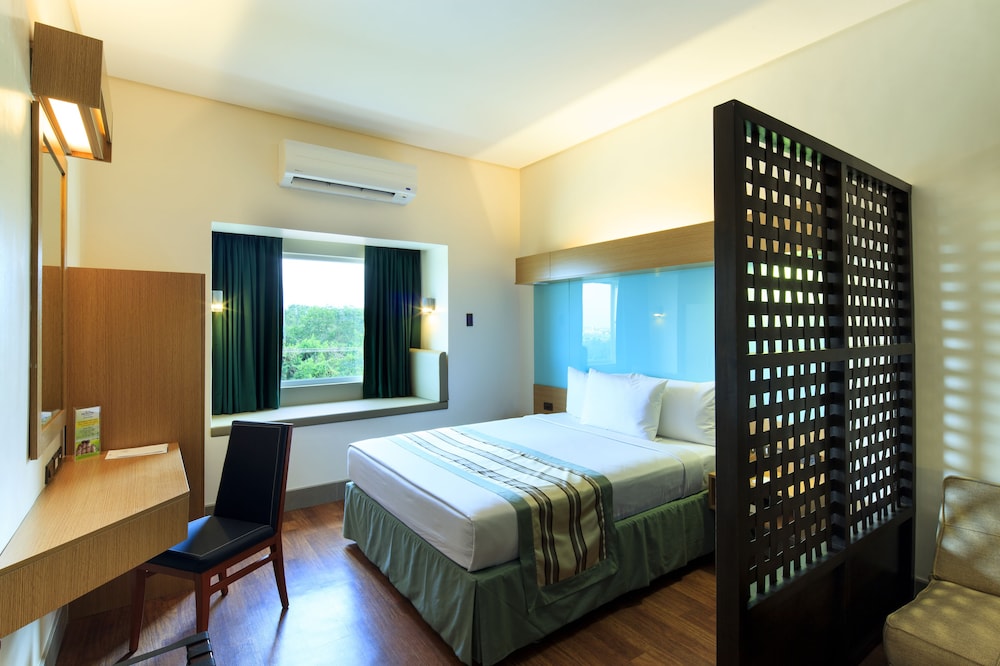 Suite, 1 Queen Bed with Sofa bed, Non Smoking photo 2