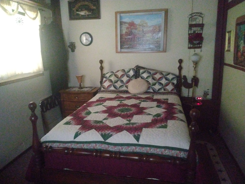 Basic Single Room, 1 Bedroom, Shared Bathroom (The Chicken Coop With Shared Bath) photo 1