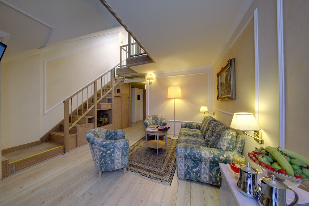 Deluxe Quadruple Room, Partial Lake View