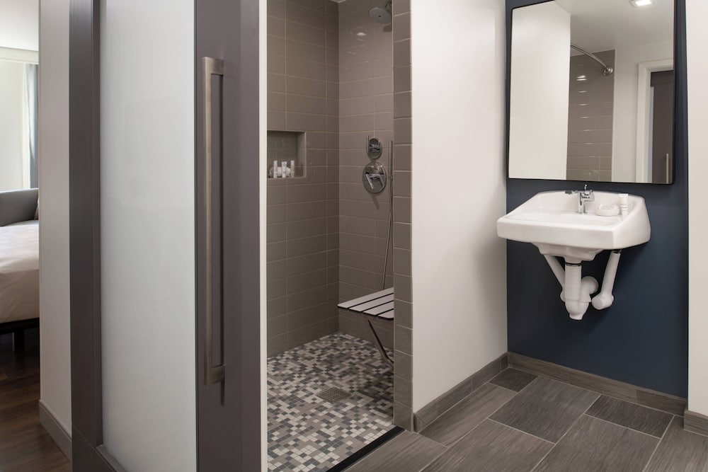 Room, 2 Queen Beds (Mobility/Hearing Access, Roll-In Shwr)