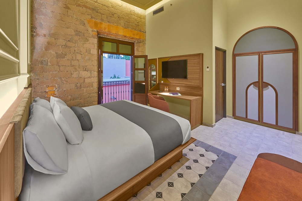 Room, 1 King Bed, Balcony - Photo 1