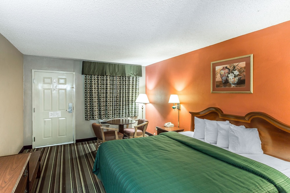 Standard Room, 1 King Bed, Non Smoking - Photo 4
