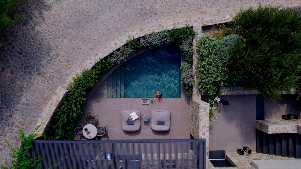 Executive Suite, Private Heated Pool, Sea View - Photo 2