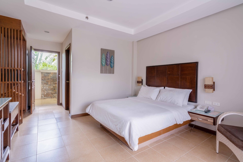 Superior Double Room, 1 Queen Bed, Non Smoking, Pool View photo 3