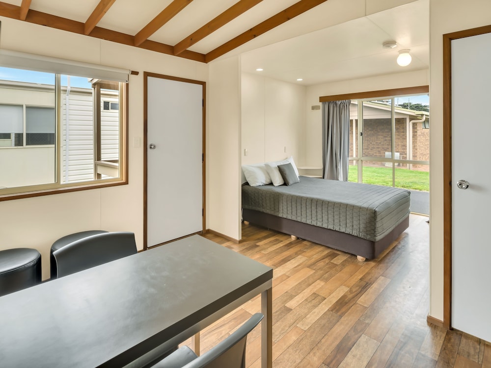 Swan Bay Studio Cabin photo 2