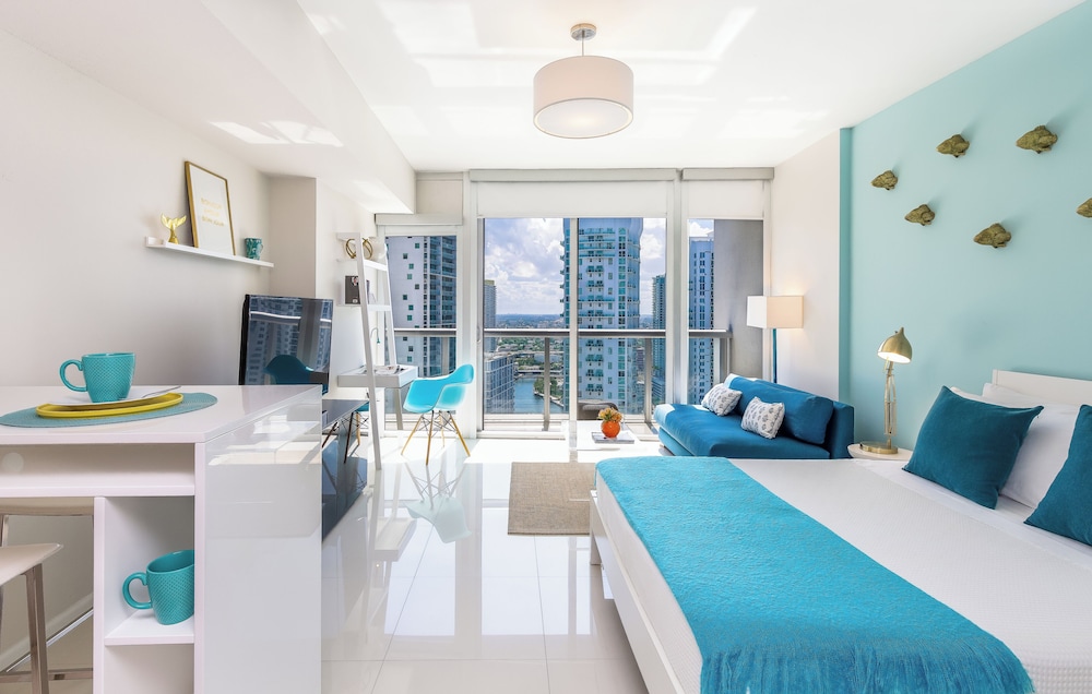 Business Studio Suite, 1 Queen, Balcony, City/River ViewÂ 3205