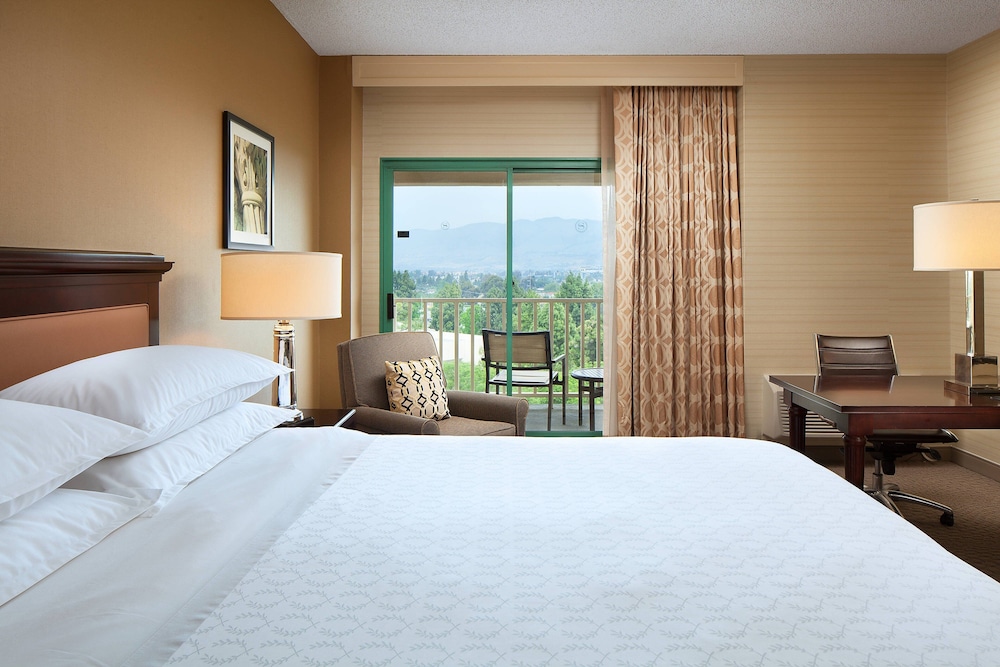 Club Room, 1 King Bed, Balcony - Photo 1