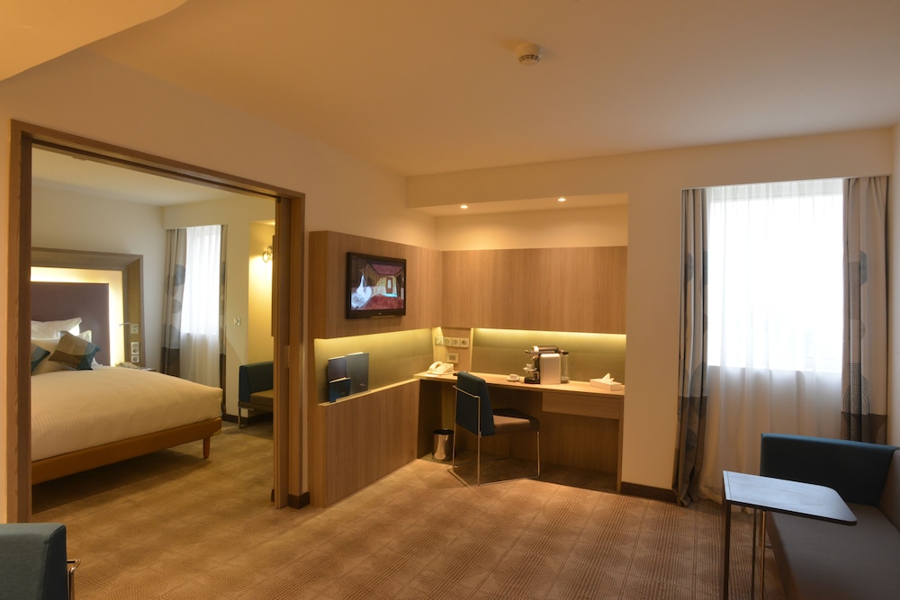 Superior Suite with 1 king-size bed thumbnail 5