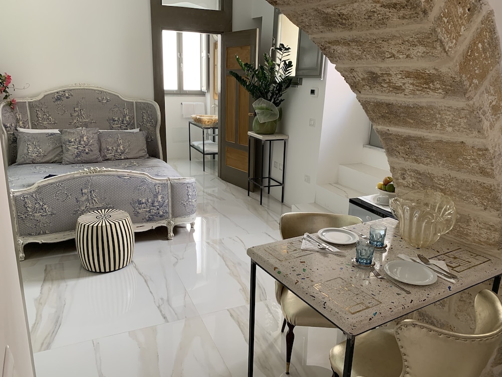 Design Suite, 1 King Bed, Courtyard View (Nero)