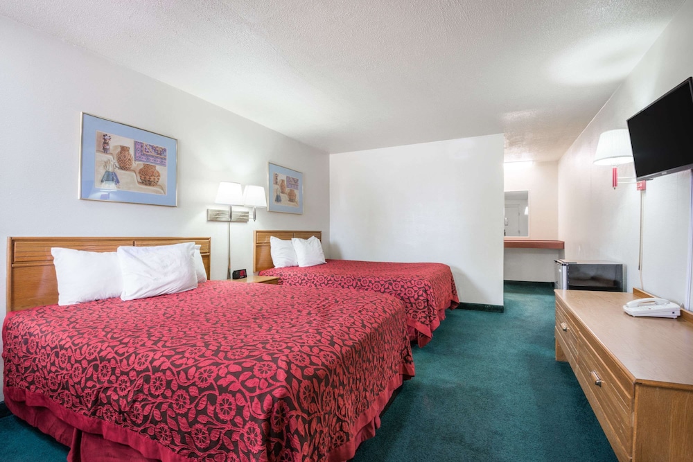 Standard Room, 2 Queen Beds - Photo 1