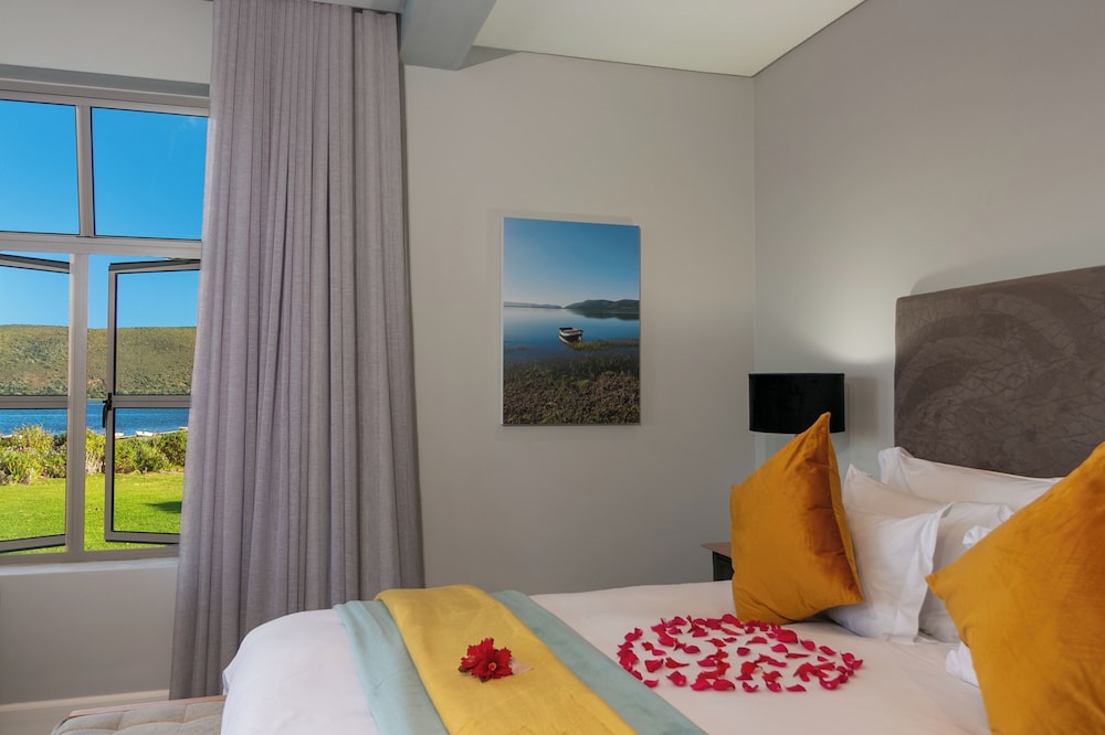Superior Suite - Lake Facing - 7 photo 2