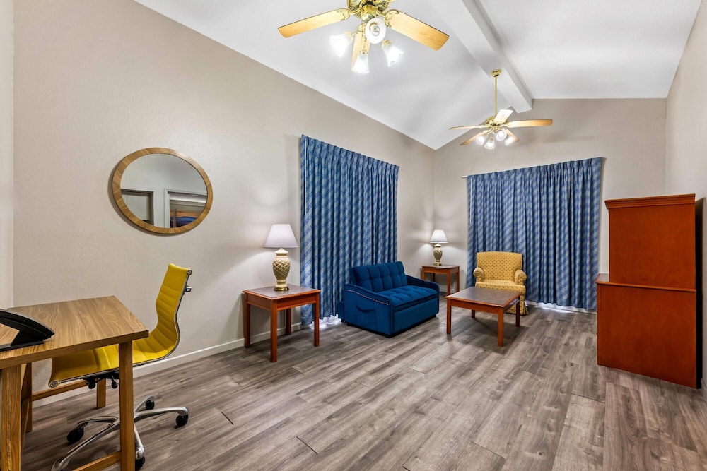 Full Suite, 1 King Bed, Non Smoking (One-Bedroom) - Photo 1