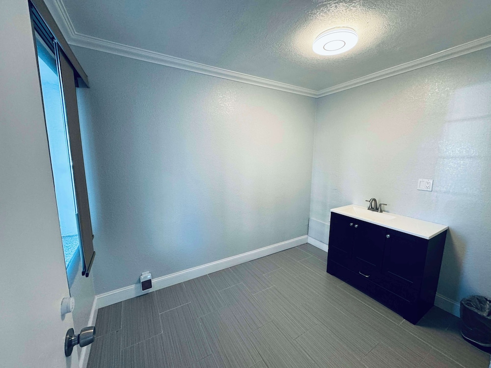 Suite, 2 Queen Beds, Non Smoking, Refrigerator & Microwave - Photo 3