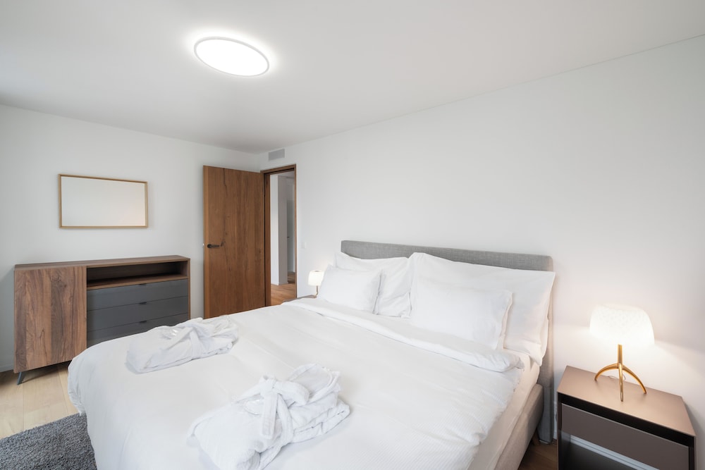 Luxury Apartment, 4 Bedrooms, Mountain View photo 2