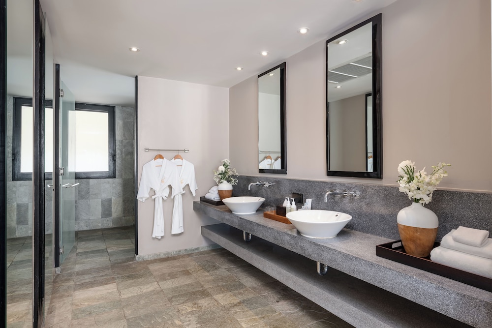 Family Suite, 2 Bedrooms, Pool Access - Photo 7
