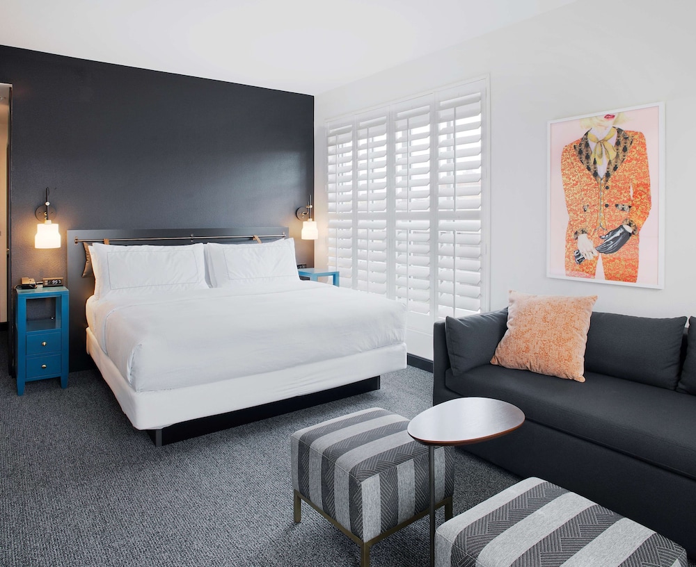 Suite, 1 Bedroom - Photo 2