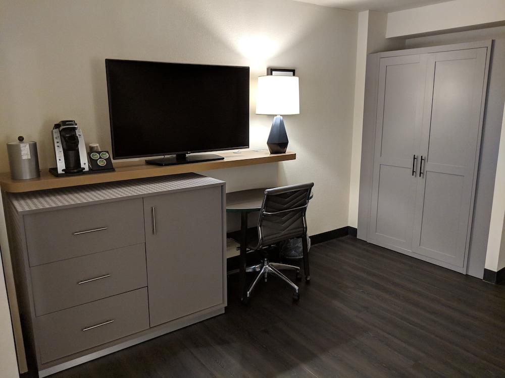Standard Room, 2 Queen Beds, Accessible (Communications) - Photo 7
