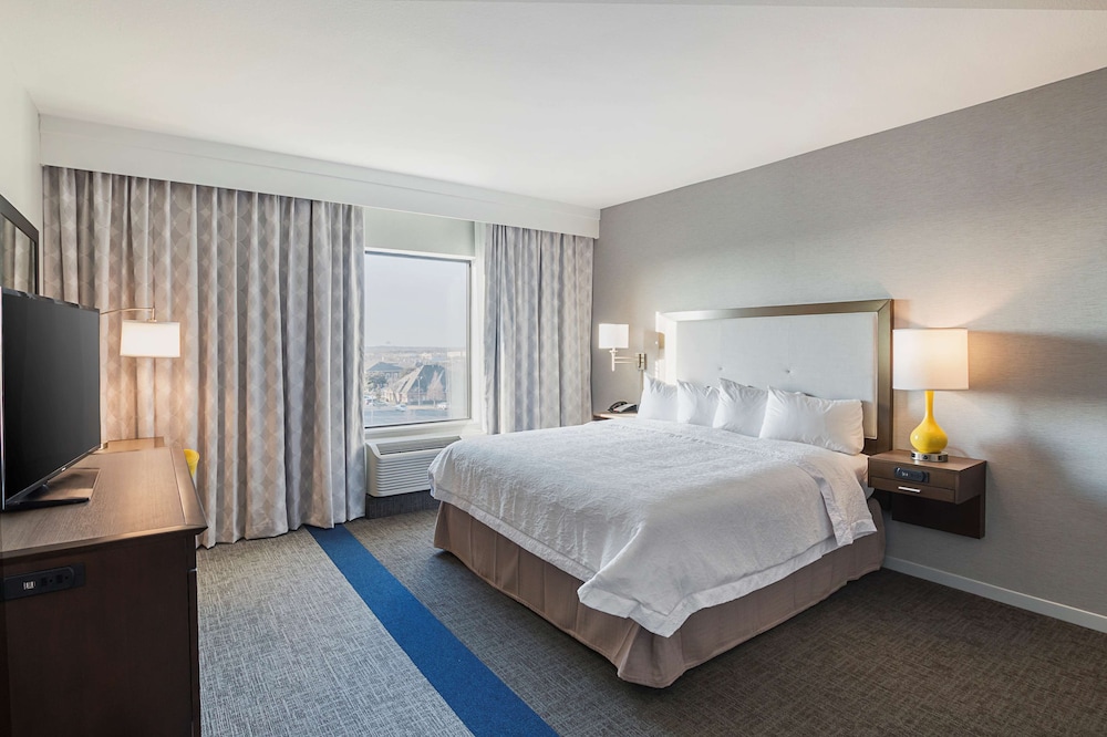 Suite, 1 King Bed, Accessible, Non Smoking (mob/hearing acc w/ bathtub) photo 2