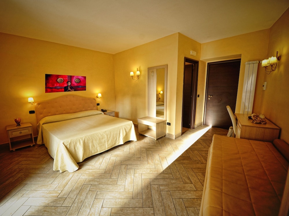 Grand Triple Room photo 2