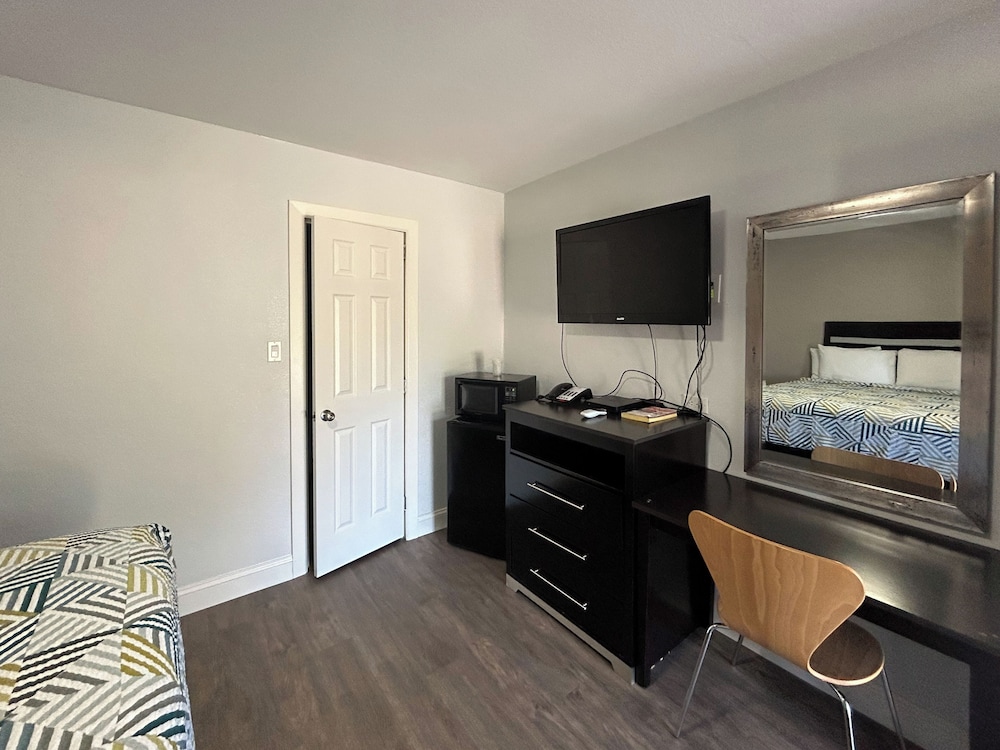 Deluxe Room, 2 Double Beds, Non Smoking, Refrigerator & Microwave photo 3