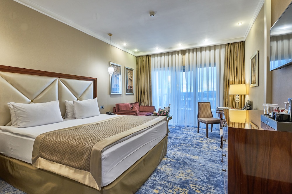 Premium Room, 1 King Bed - Photo 1