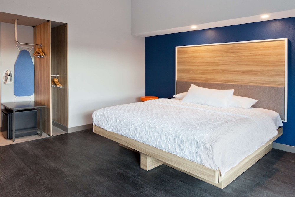 Room, 1 King Bed, Accessible, Bathtub (Mobility) photo 1