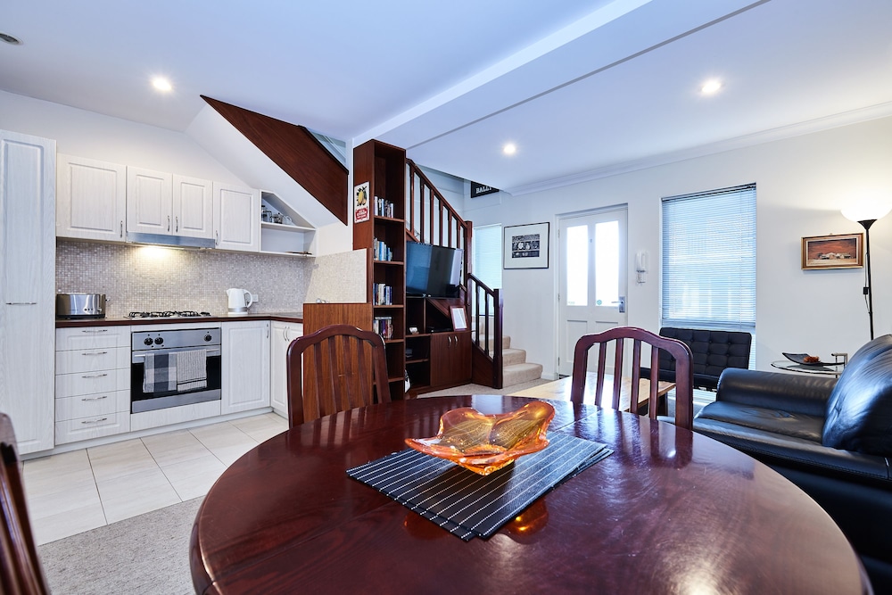 Classic Townhome, 1 Queen Bed, Courtyard View photo 3